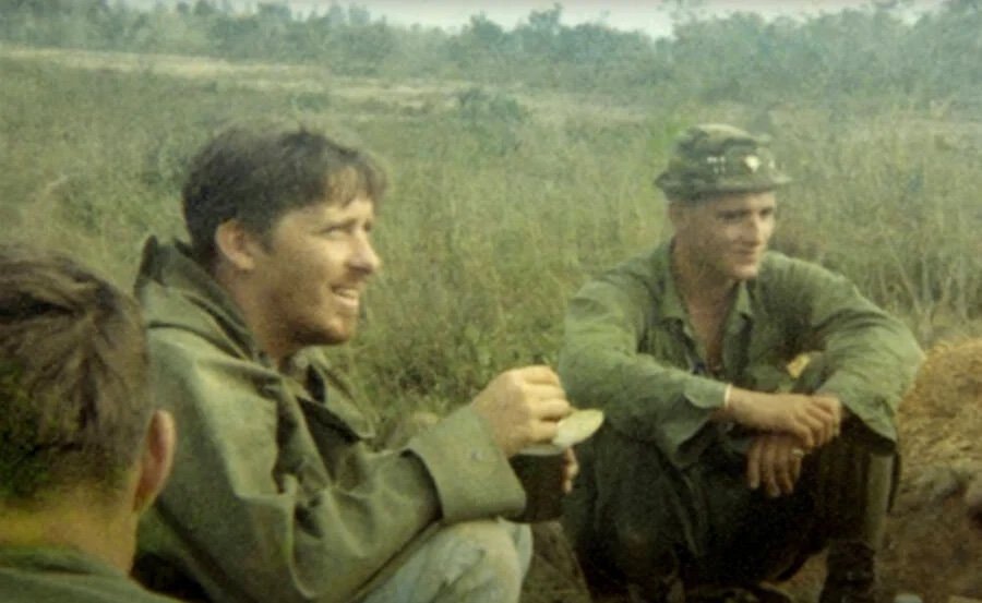       
          John Donohue a jeho šialená pivná cesta do vietnamskej vojny.
      