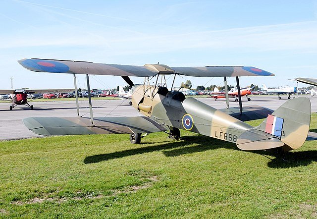 640px-1944_de_Havilland_DH-82B_Queen_Bee_RAF_LF858_private_G-BLUZ_at_2018_Cotswold_Airport_Revival_Festival_Gloucestershire_England_29Sept2018_arp 640px-1944_de_Havilland_DH-82B_Queen_Bee_RAF_LF858_private_G-BLUZ_at_2018_Cotswold_Airport_Revival_Festival_Gloucestershire_England_29Sept2018_arp
