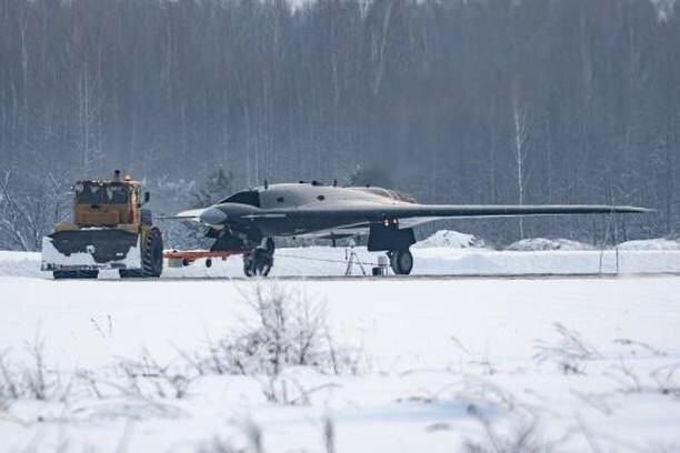 Ruský bezpilotný dron Ochotnik videný na runwayi